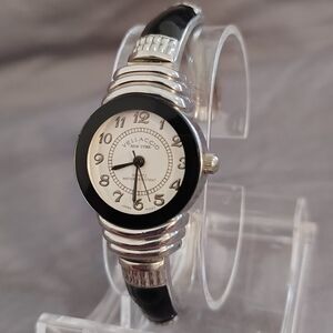 Vellaccio New York Bangle Watch ~ Runs & Keeps Time, New Battery